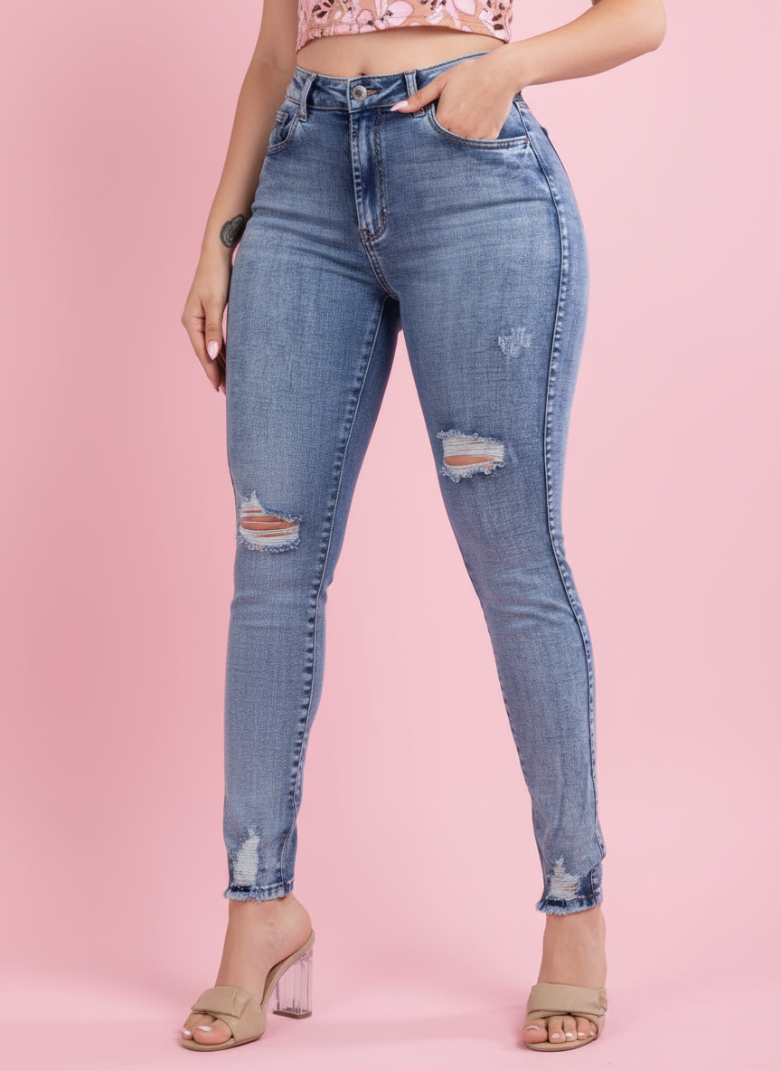 Bota Skinny Destroyed Jean - Full Body Model